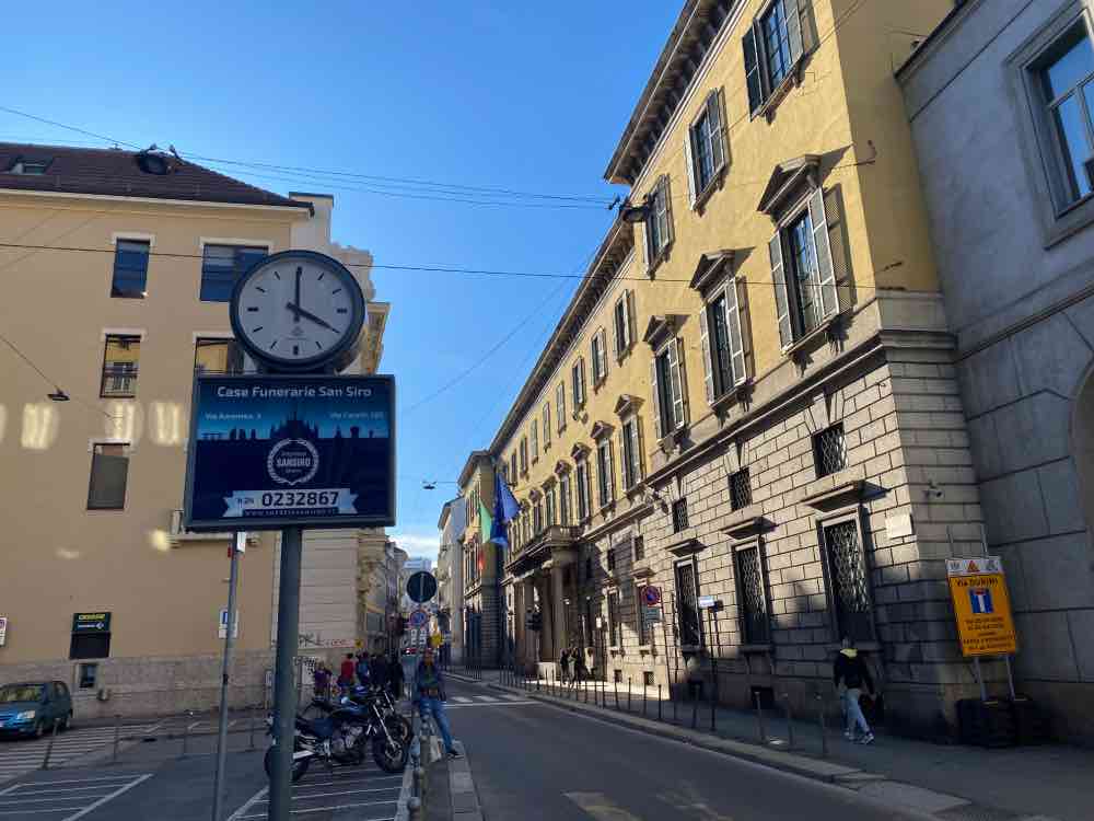Orologi pubblici di Milano