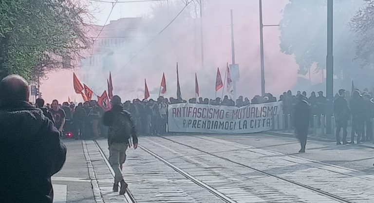 Corteo per Dax a Milano: antagonisti e anarchici imbrattano muri e sfondano vetrine. Il video