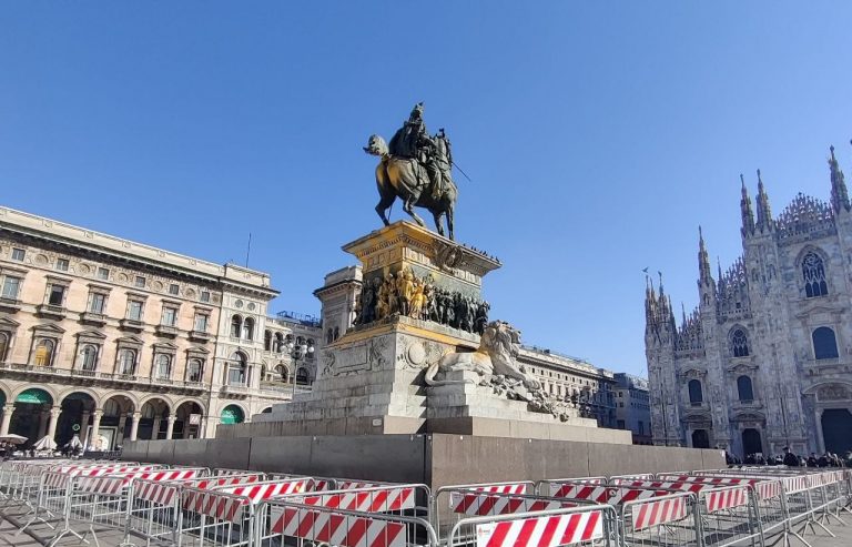 Monumento a Vittorio Emanuele, Statua imbrattata in piazza Duomo imbrattata