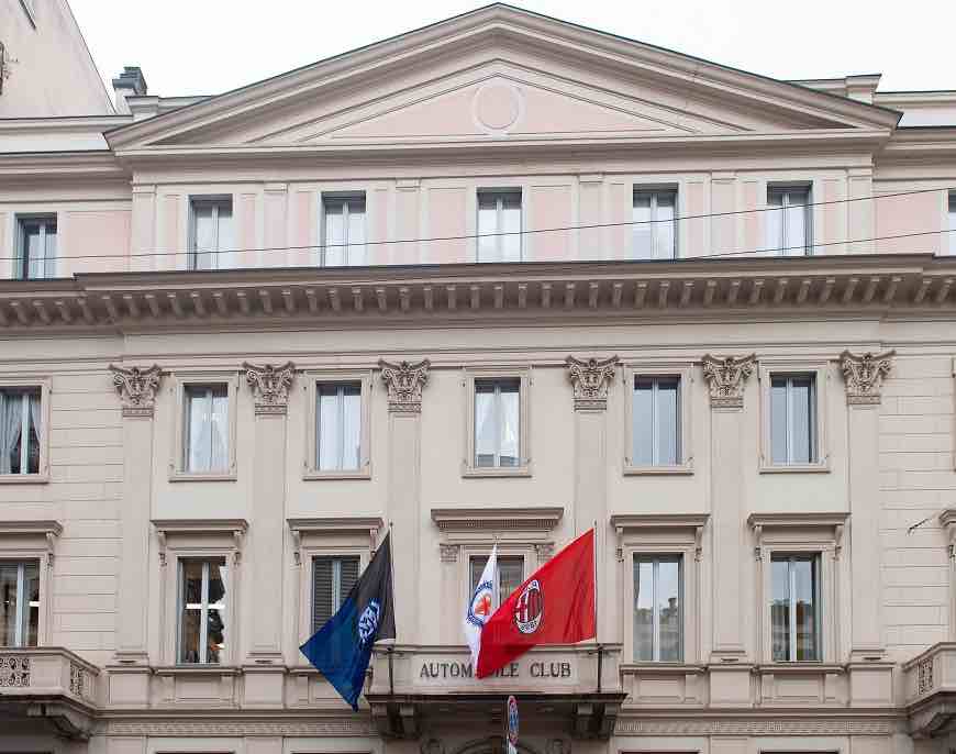 la milanesità si è persa, bandiere di Milan e Inter sul balcone Aci milano-2