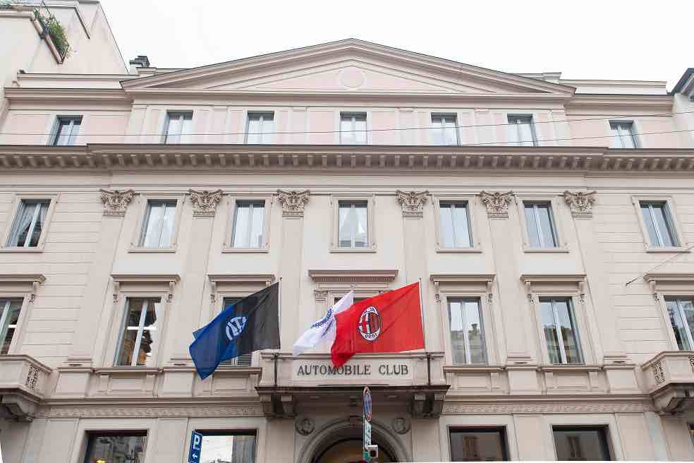 la milanesità si è persa, bandiere di Milan e Inter sul balcone Aci milano-2