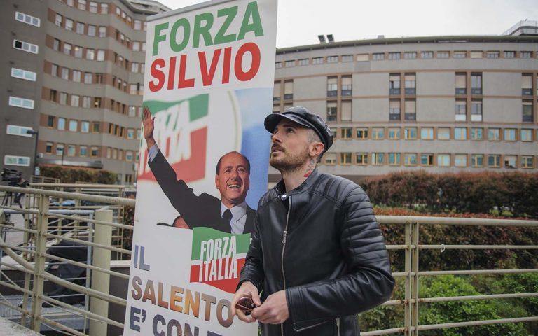 Silvio Berlusconi, sotto il San Raffaele c’è un fan dalla Puglia: «E’ un leone e il Signore lo sa»