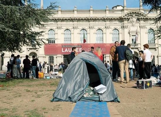 Ilaria Lamera smonta la tenda: «Torno a lezione». E Sala convoca un vertice a Palazzo Marino sul caro affitti