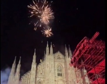 Milano è nerazzurra: i tifosi dell’Inter invadono piazza Duomo con cori e fuochi d’artificio. Il video