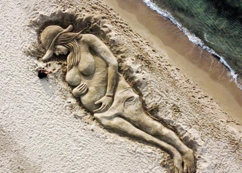 La scultura di sabbia dedicata a Giulia Tramontano