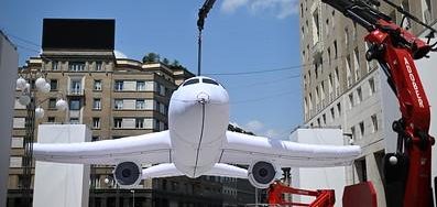 aereo gonfiabile in piazza San Babila