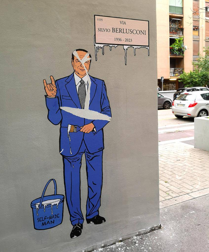 il murale di Silvio Berlusconi che fa le corna