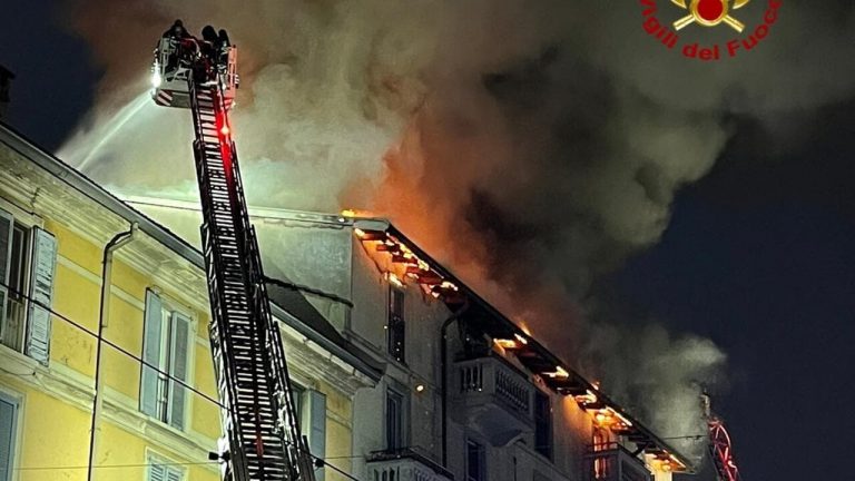 Incendio a Milano, pompieri