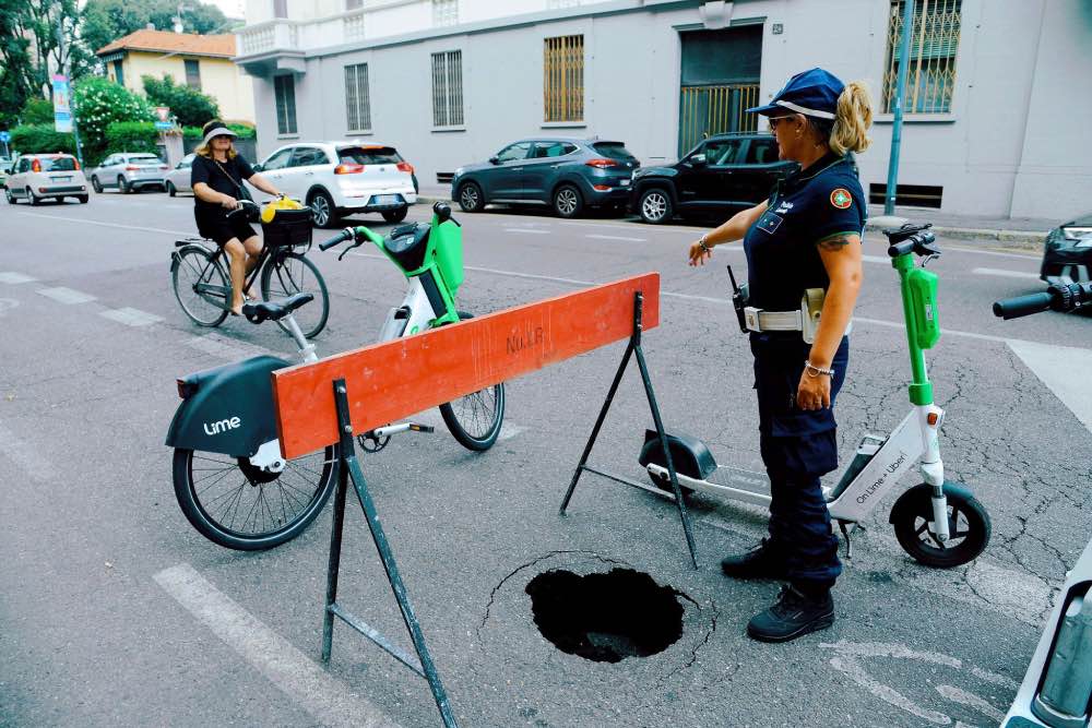 Le buche per le strade di Milano, via Pola 19 (foto Fotogramma)