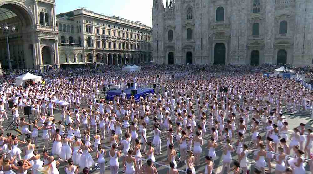 Ballo in bianco in piazza Duomo con Roberto Bolle, foto fotogramma