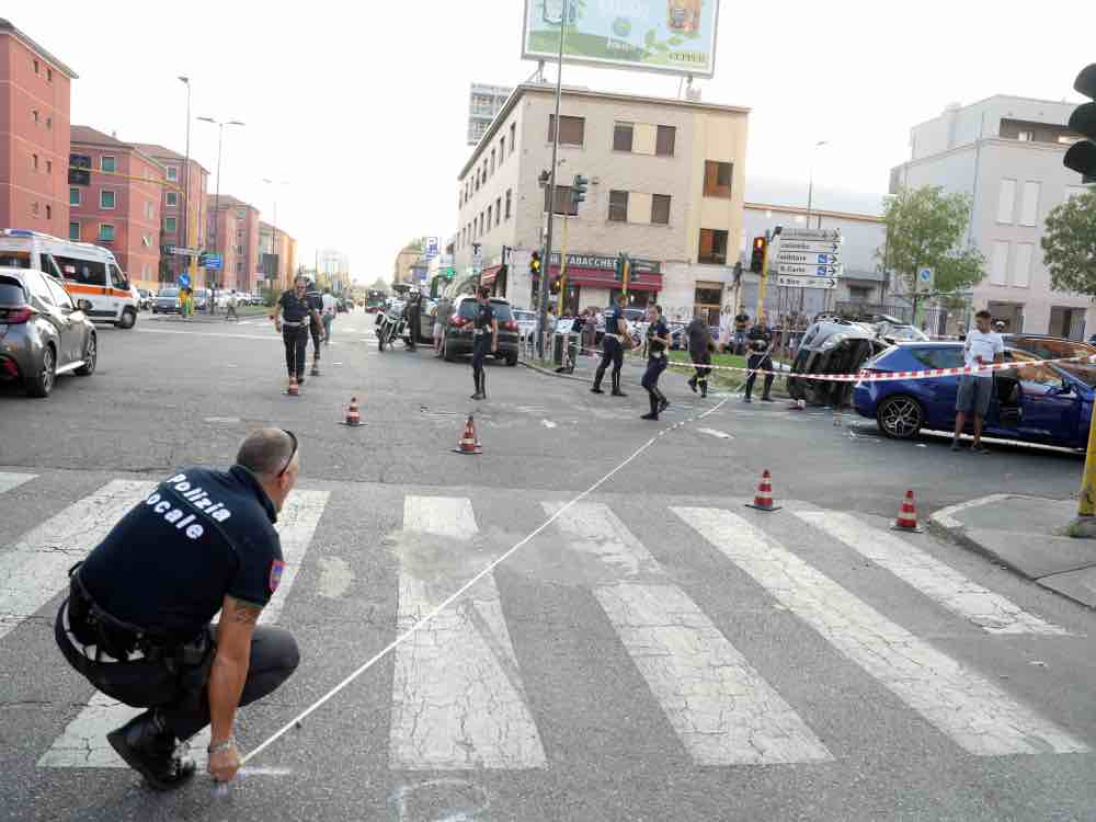Polizia al lavoro per il rilievo delle dinamiche dello scontro tra auto, foto Fotogramma