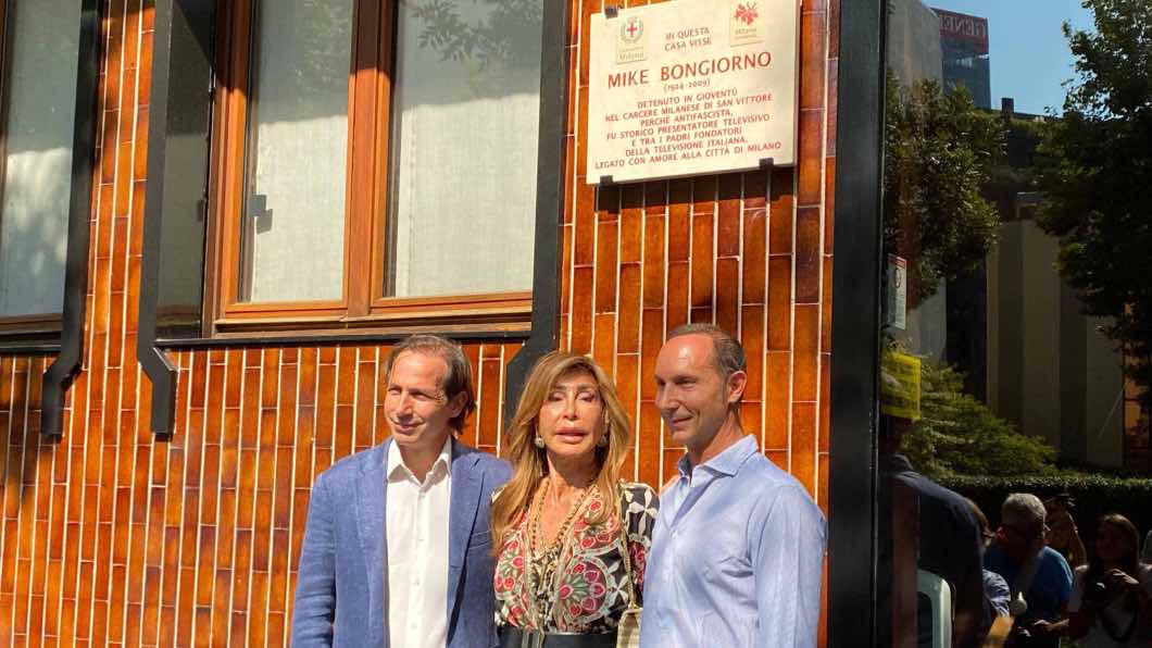 Targa in onore di Mike Bongiorno in via Giovanni da Procida a Milano