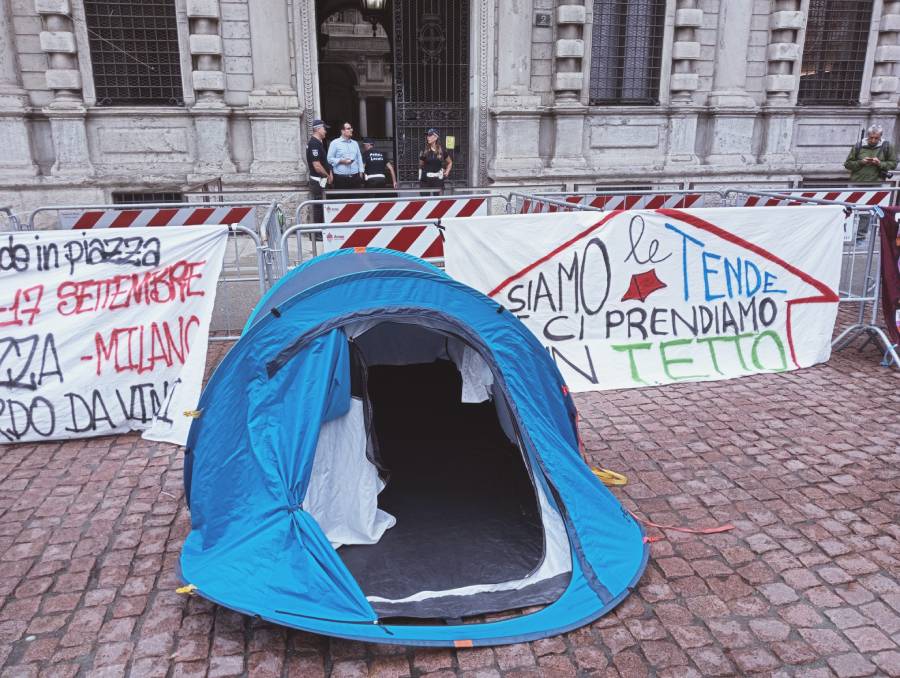 Caro affitti a Milano, la protesta delle tende
