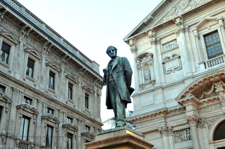 Statua di Alessandro Manzoni in piazza San Fedele