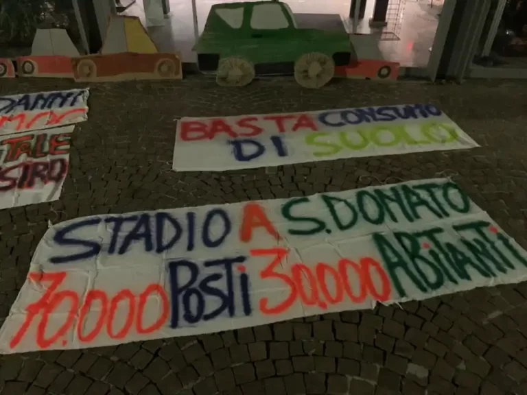 Stadio del Milan, protesta
