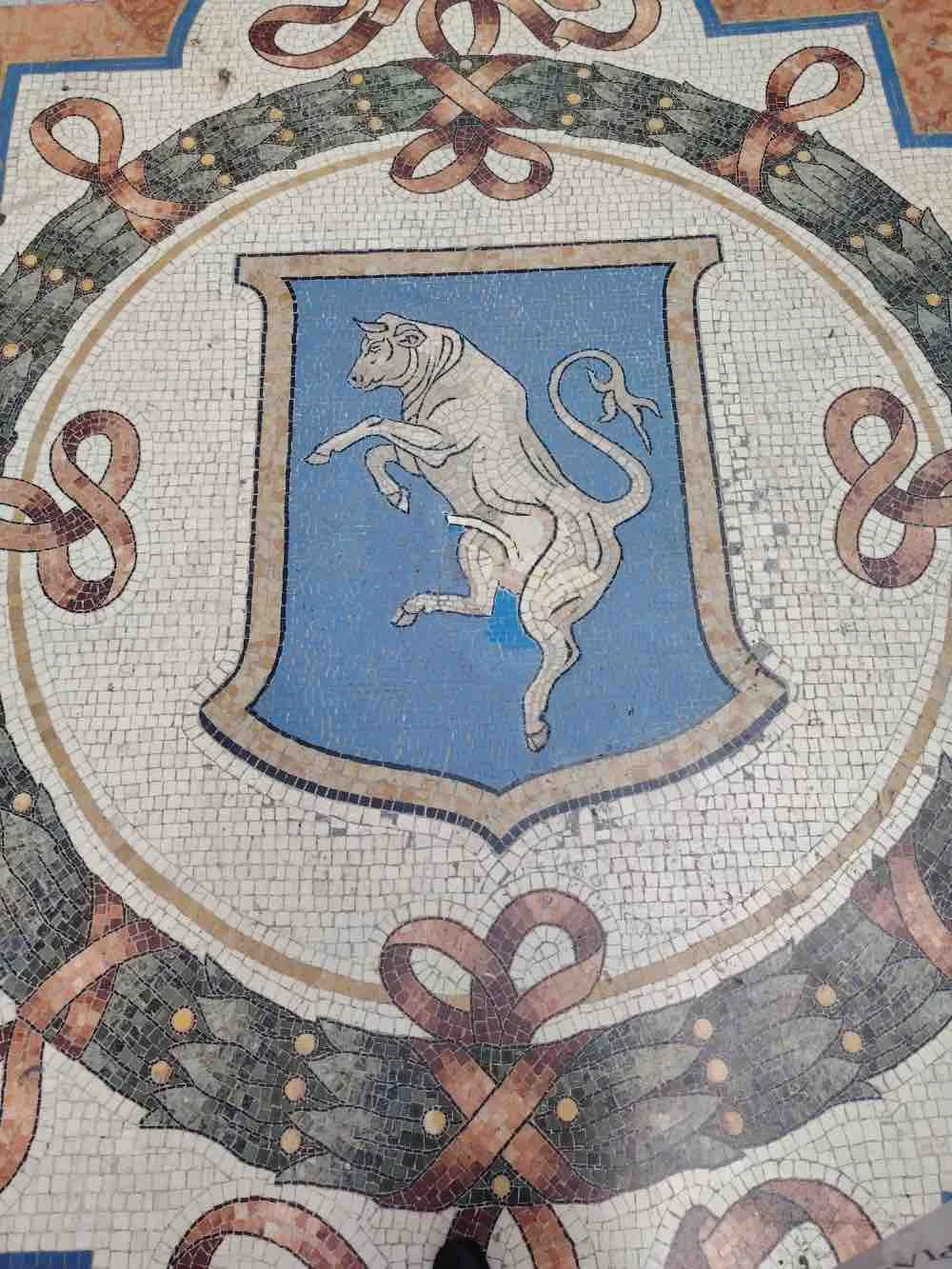Restaurato il toro in Galleria